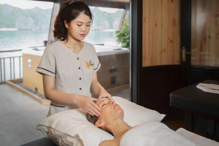 Du thuyền La Regina Legend Vịnh Lan Hạ 